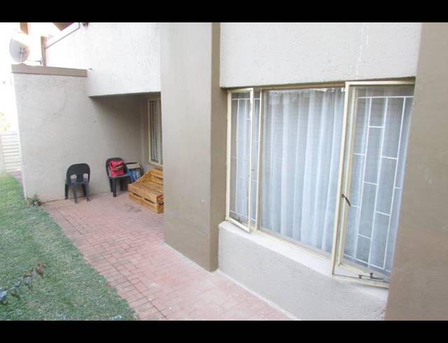 2 BEDROOM TOWNHOUSE FOR SALE IN KINGSVIEW EXT 1